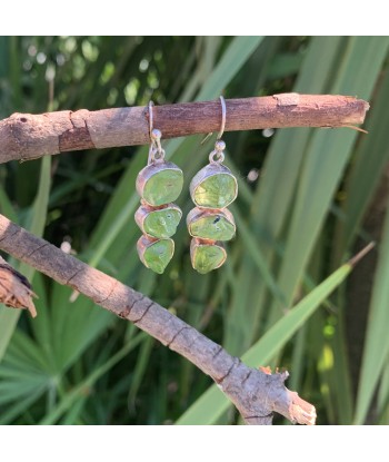 Boucles d'oreilles péridot brut en argent, pierre du mois d'août une grave pollution 