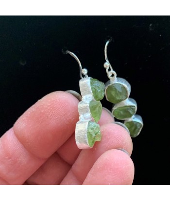 Boucles d'oreilles péridot brut en argent, pierre du mois d'août une grave pollution 