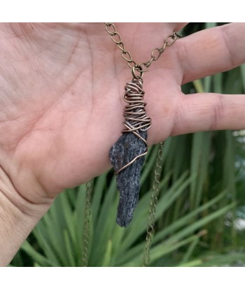 Pendentif cyanite noire, kyanite noire, disthène, balais de sorcière brillant des détails fins