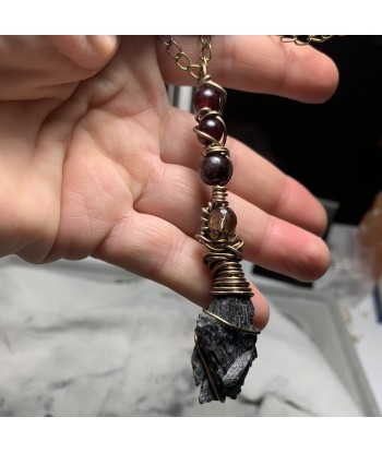 Collier balais de sorcière en kyanite noire, bijoux pour elle votre