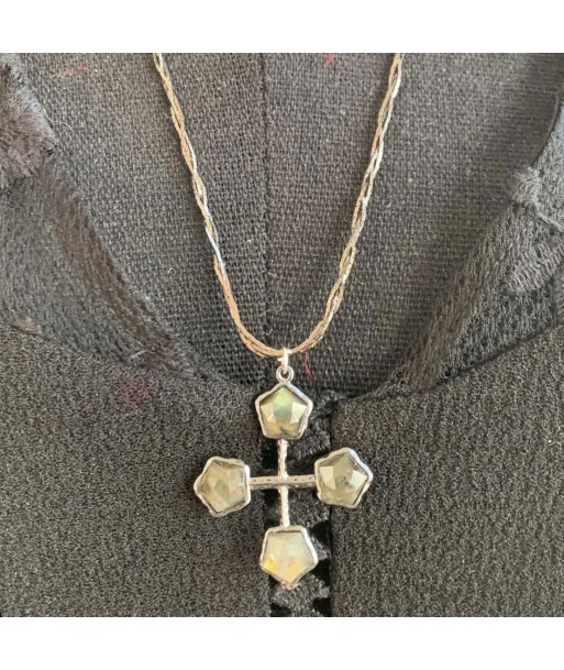 Collier croix en labradorite style vintage, un bijou unique Découvrez la collection