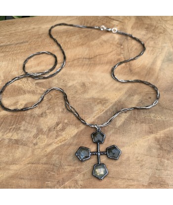 Collier croix en labradorite style vintage, un bijou unique Découvrez la collection