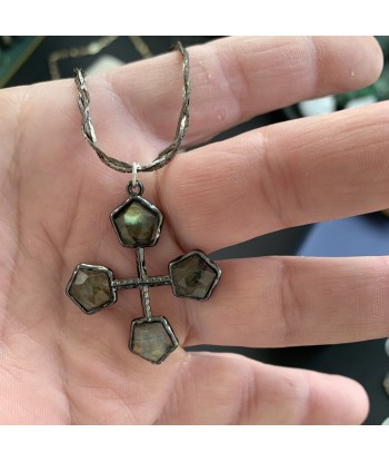 Collier croix en labradorite style vintage, un bijou unique Découvrez la collection