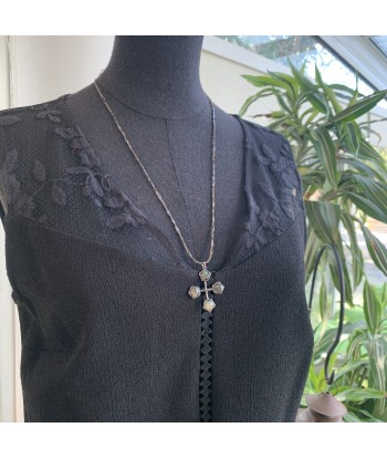 Collier croix en labradorite style vintage, un bijou unique Découvrez la collection