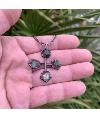 Collier croix en labradorite style vintage, un bijou unique Découvrez la collection