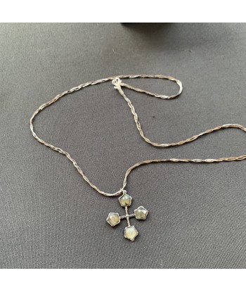 Collier croix en labradorite style vintage, un bijou unique Découvrez la collection