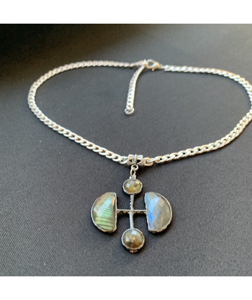 Collier croix en labradorite facettée, tendance moderne plus qu'un jeu 