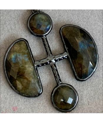 Collier demi-lune labradorite, croix en pierre facettée du choker au sautoir hantent personnes