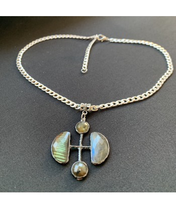 Collier croix en labradorite facettée, tendance moderne plus qu'un jeu 