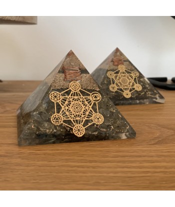 L'orgonite pyramide en labradorite avec métatron, protection contre les EMF, géométrie sacrée Profitez des Offres !