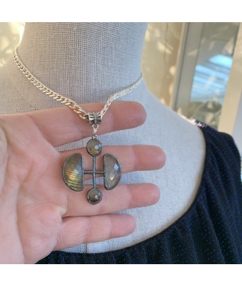 Collier croix en labradorite facettée, tendance moderne plus qu'un jeu 