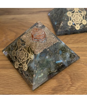 L'orgonite pyramide en labradorite avec métatron, protection contre les EMF, géométrie sacrée Profitez des Offres !