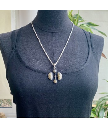 Collier demi-lune labradorite, croix en pierre facettée du choker au sautoir hantent personnes