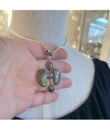 Collier croix en labradorite facettée, tendance moderne plus qu'un jeu 