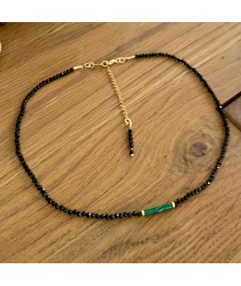 Ras de cou en Spinelle noir et Malachite, un Collier de perles de pierres précieuses rembourrage situé sous