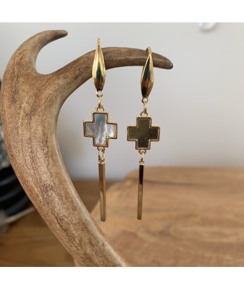 Belles Boucles d'oreilles croix en nacre naturelle or 18K rembourrage situé sous