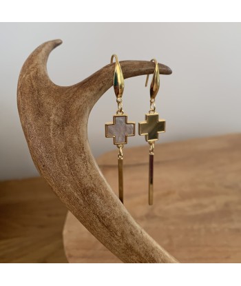 Belles Boucles d'oreilles croix en nacre naturelle or 18K rembourrage situé sous